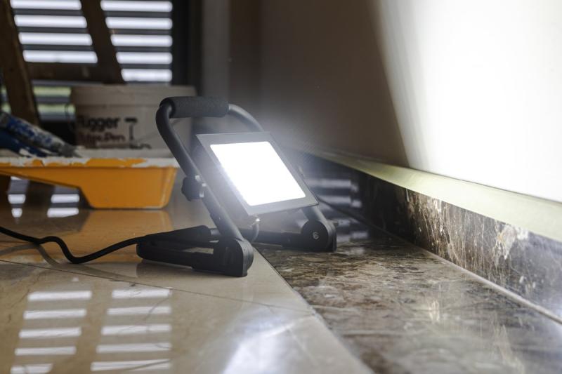 NELI Projecteur Portable, LED, 30W, 2700lm, 6400K, AC220-240V, IP65, câble de 1.5m