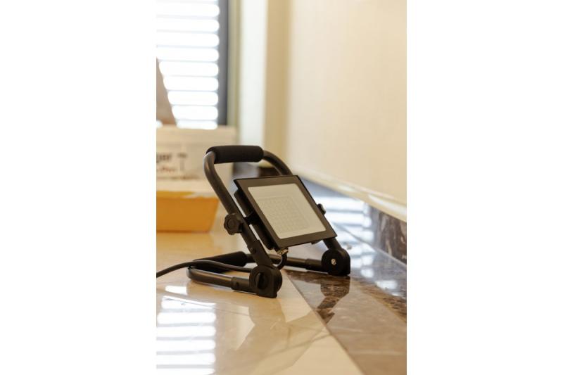 NELI Projecteur Portable, LED, 30W, 2700lm, 6400K, AC220-240V, IP65, câble de 1.5m