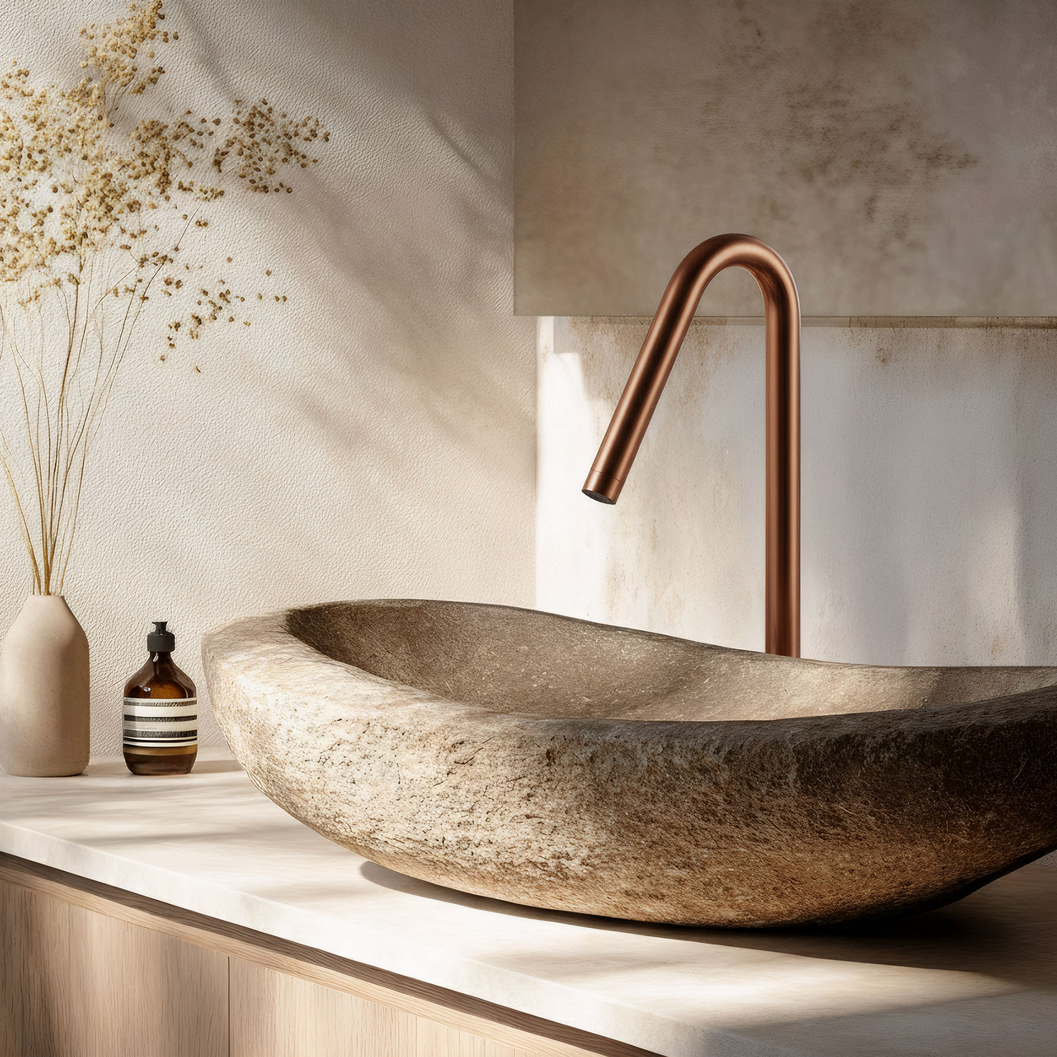 7 façons dont les métalliques chauds rehaussent un meuble-lavabo de salle de bain basique